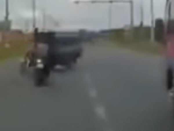 Khoảnh khắc xe máy phóng nhanh, lao thẳng vào xe ba gác