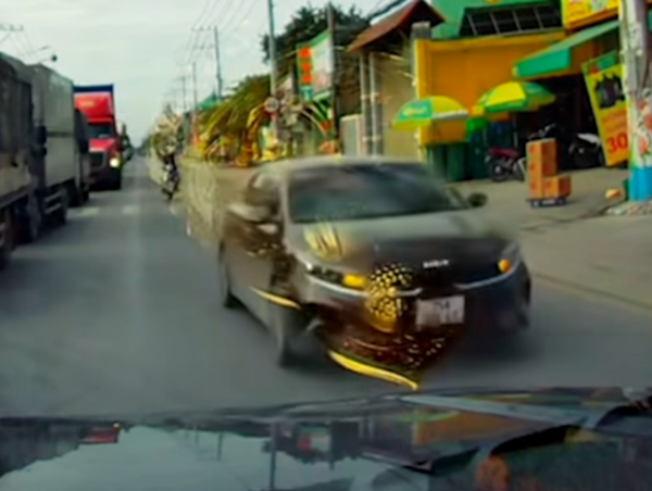 Ô tô chạy ngược chiều, liên tục nháy đèn gây bức xúc