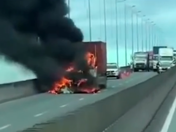 Cháy container trên cao tốc