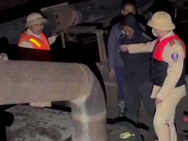 Video CSGT mật phục trong giá rét bắt “cát tặc” trên sông Hồng