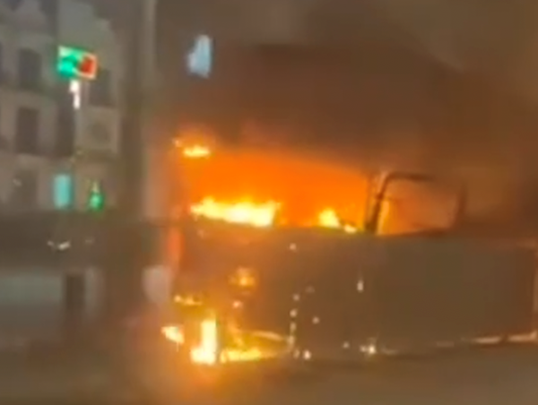 Cabin xe tải bị thiêu rụi trên Vành đai 3 Hà Nội