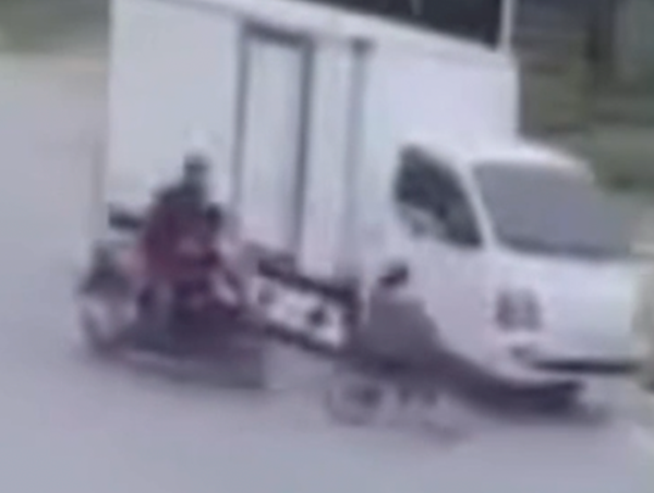 Bé gái suýt gặp tai nạn vì tập xe giữa đường lớn