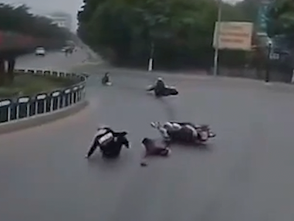 Nhiều người điều khiển xe máy ngã sõng soài trên đường