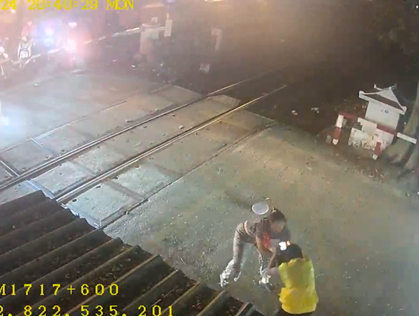 Không mở barie cho xe máy vượt, nhân viên gác chắn bị đánh gãy mũi