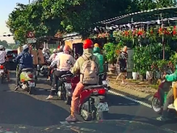 Tài xế cầm gậy sắt đánh người đi xe máy ở Thủ Đức