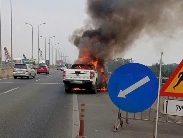 Ô tô cháy dữ dội trên cao tốc