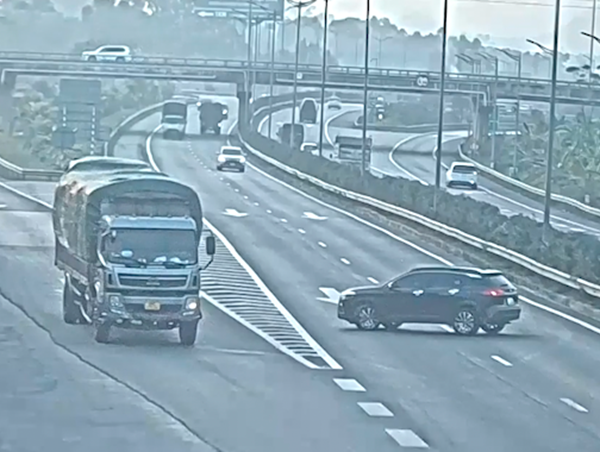 Khoảnh khắc tài xế đi ngược chiều cao tốc bị phạt 35 triệu đồng