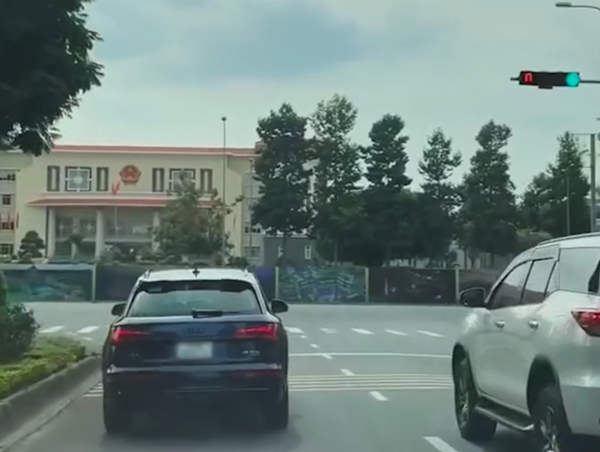 Xe Audi đi đến đâu đèn tín hiệu giao thông nhảy loạn xạ đến đó
