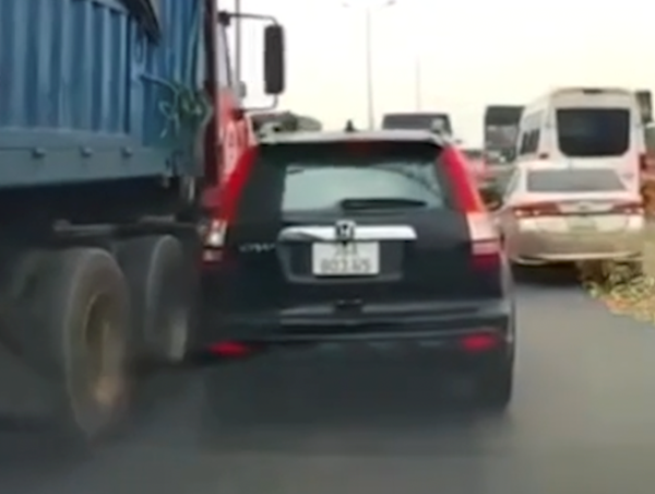 Xe con chuyển làn thiếu chú ý đâm vào hông xe đầu kéo