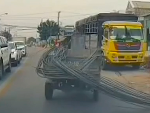 Cuộn sắt trên xe ba gác suýt văng trúng người đi đường