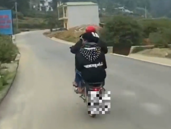 Nam thanh niên bốc đầu xe máy nguy hiểm