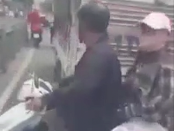 Người đàn ông chặn đầu ô tô rồi đập kính chắn gió