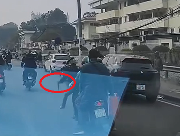 Tài xế xe ôm công nghệ bị tấn công bằng hung khí khi đang chở khách