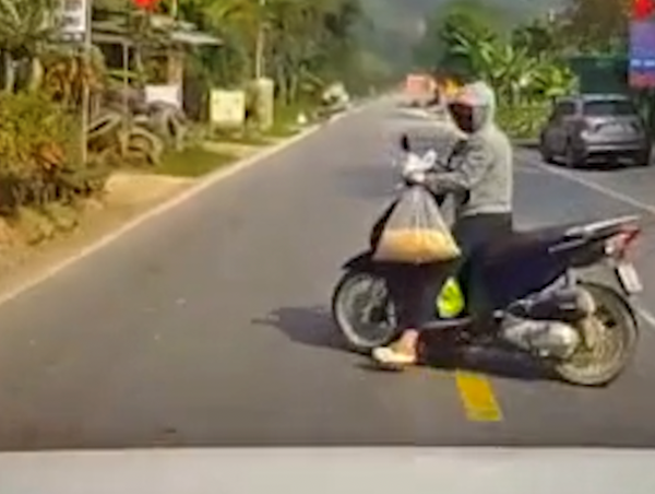 Khuất tầm nhìn, ô tô suýt va chạm với xe máy