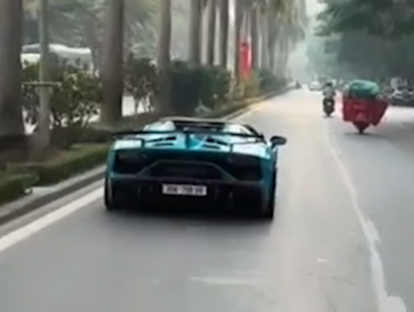 “Siêu xe” rú ga ầm ĩ trên đường phố Hà Nội