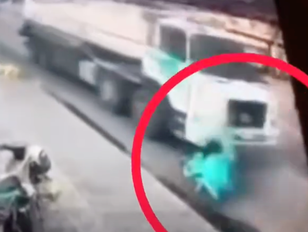 Khoảnh khắc xe bồn chạy lấn làn gây tai nạn chết người