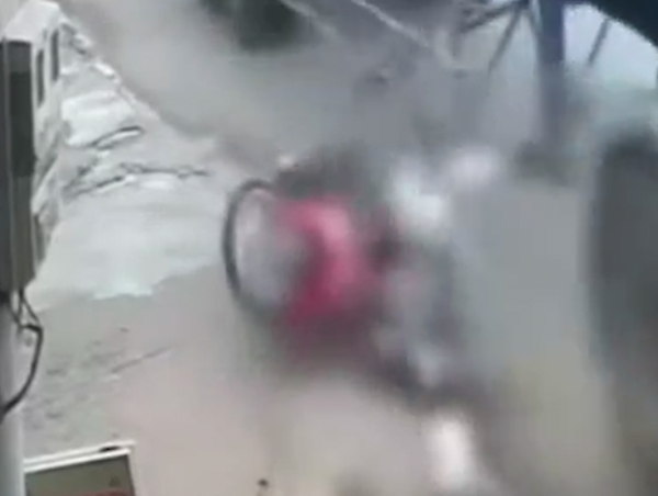 Xe đầu kéo lấn sát lề, tông 2 phụ nữ thương vong ở Bình Dương