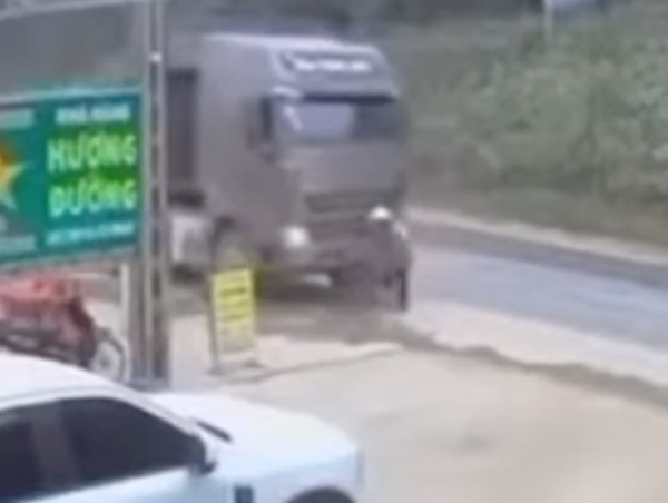 Dắt xe đạp sang đường, người phụ nữ gặp tai nạn thương tâm