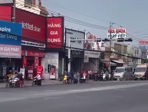 Đèn giao thông tê liệt, người dân dắt bộ xe vượt giao lộ