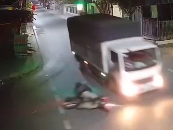 Di chuyển qua ngã tư, xe máy lao thẳng vào xe tải khiến 1 người tử vong