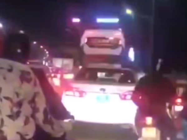 Nhiều ô tô đi sai làn đường, cảnh sát giao thông phải dùng loa nhắc nhở