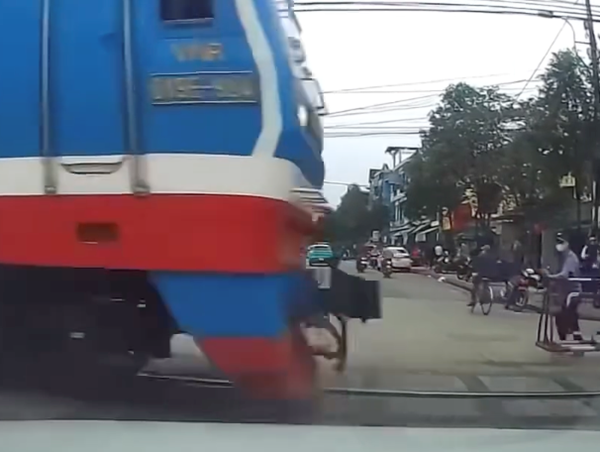 Hết hồn khi tàu hỏa vụt ngang trong khi rào chắn chưa kéo hết