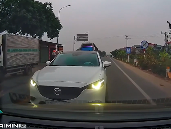 Tài xế đi sai luật còn thể hiện thái độ với xe đi đúng