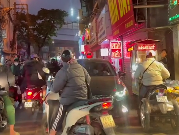 Nữ tài xế dừng đỗ ô tô ngược chiều mua bánh mì mặc kệ tắc đường