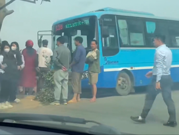 Xe buýt chở hàng chục học sinh bị xe ben tông trúng khi dừng đón khách