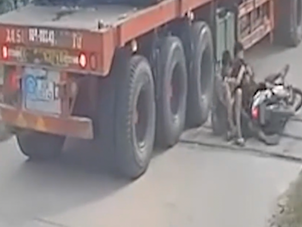 Đi ẩu, 4 người đàn ông không đội mũ bảo hiểm suýt bỏ mạng