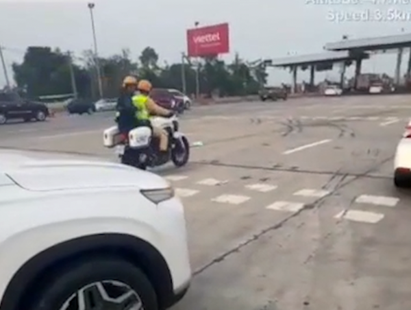 CSGT dùng xe đặc chủng mở đường cao tốc, giúp cháu bé kịp cấp cứu