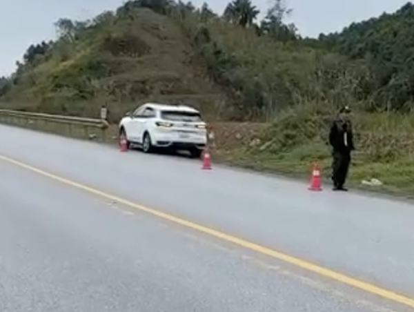 Trải chiếu ngồi ăn cơm trên cao tốc Nội Bài - Lào Cai, tài xế ô tô bị phạt nặng