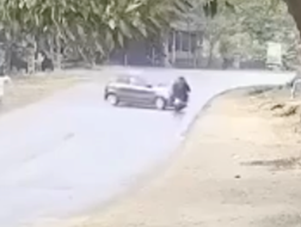 Mất lái, ô tô tông văng 2 người đi xe máy