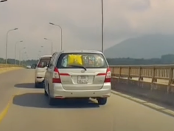 Tài xế Innova vượt ẩu trên cầu hẹp gây nguy hiểm