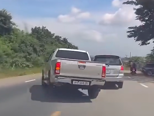 Pha xử lý như “bẫy” ô tô phía sau của tài xế xe bán tải 