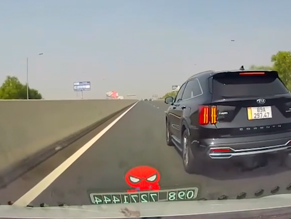 Xe con nhập làn trên cao tốc suýt gây tai nạn