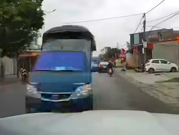 Xe tải lao thẳng sang làn ngược chiều, đâm trực diện ô tô con