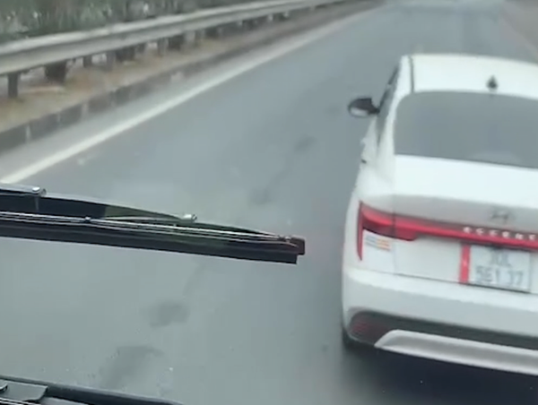 Ô tô 4 chỗ tạt đầu, chặn xe khách giữa đường cao tốc