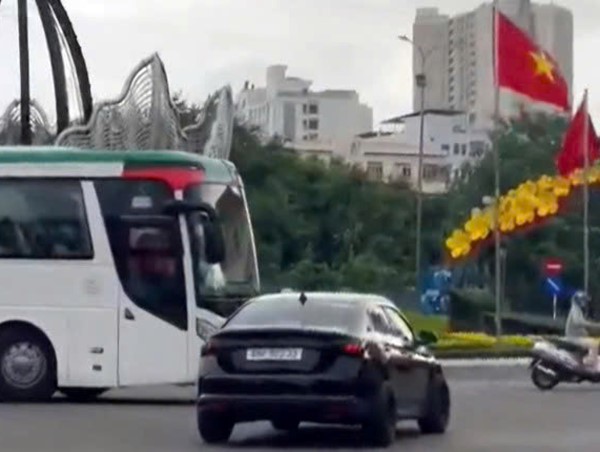 Người phụ nữ lái xe nẹt pô, lạng lách trên đường ở TP Nha Trang