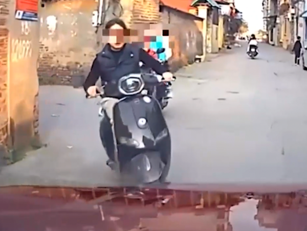 Xe máy đi ẩu, thiếu quan sát gây tai nạn