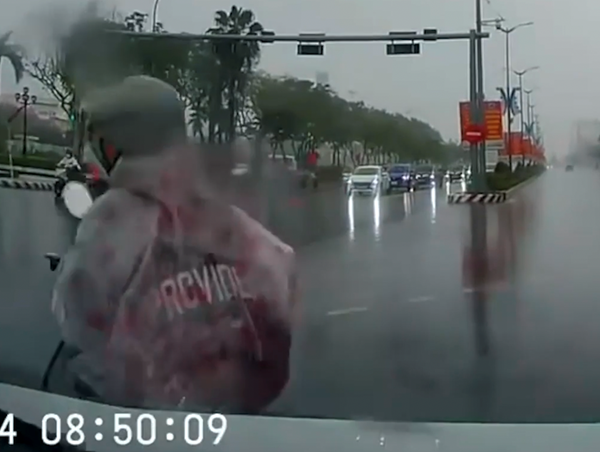 Người phụ nữ đi xe máy tạt đầu ô tô gây nguy hiểm