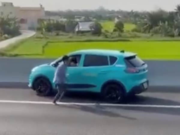 Người đàn ông chui qua cửa taxi, cầu cứu trên cao tốc