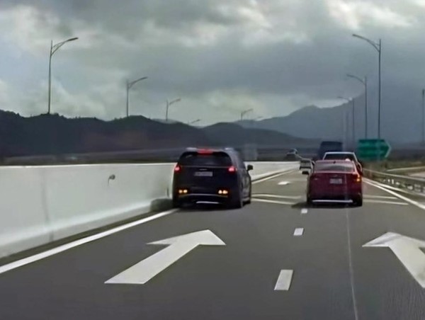 Ô tô 7 chỗ chạy lùi trên cao tốc Nha Trang - Cam Lâm