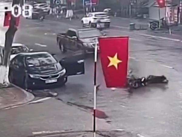 Mở cửa xe thiếu quan sát, tài xế ô tô gây tai nạn 