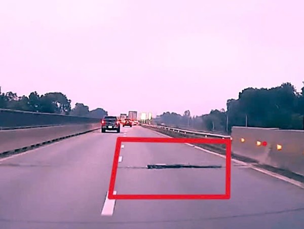 Khe co giãn bung, nhiều xe ô tô nổ lốp trên cao tốc