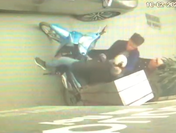 Nam shipper bị người đàn ông hành hung sau va chạm giao thông 