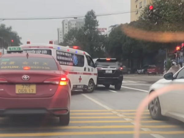 Ô tô không chịu vượt đèn đỏ để nhường đường cho xe cứu thương