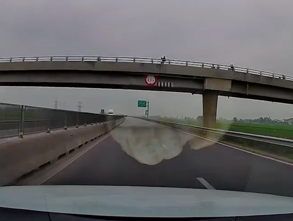 Xác minh hình ảnh ném đá vào ô tô đang chạy trên đường cao tốc
