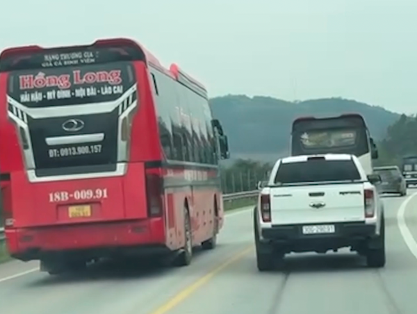 Xe khách vượt ẩu trên cao tốc Nội Bài - Lào Cai gây nguy hiểm