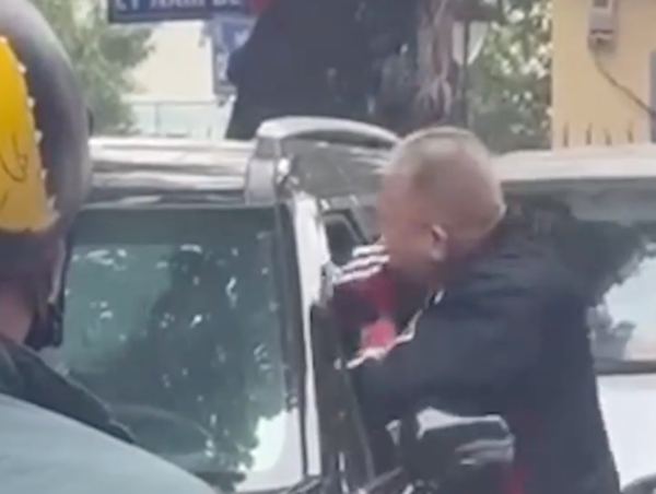 Tài xế ô tô bị hành hung sau va chạm giao thông